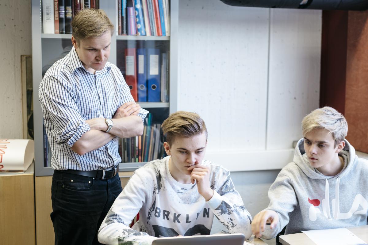 Boys and teacher in general upper secondary education in Finland by Elina Manninen / Keksi / Finland Promotion Board