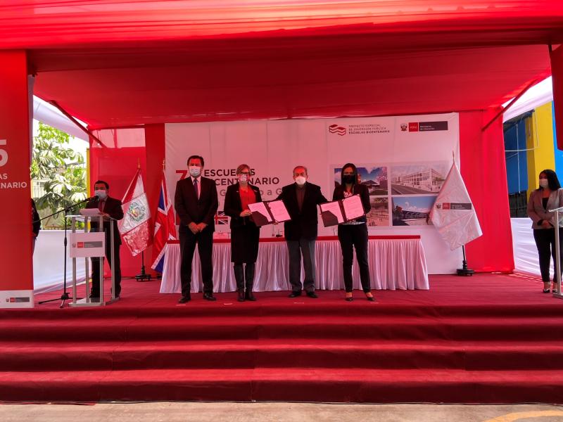 Group of people standing in the signing ceremony of the G2G agreement in Peru