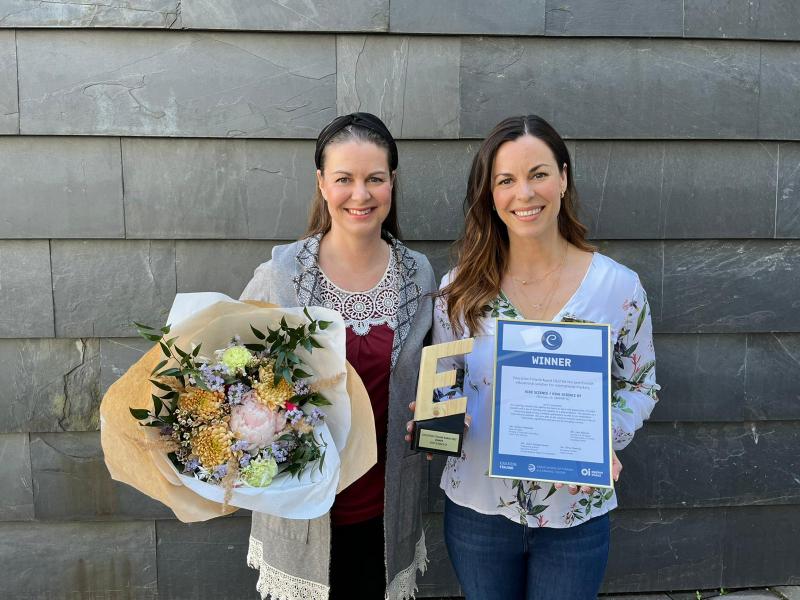 CEO Sari Hurme-Mehtälä and Satu Apukka from Kide Science holding the award